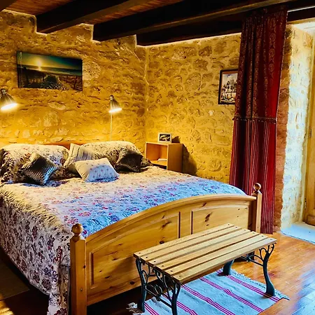 Maison De Montfort *